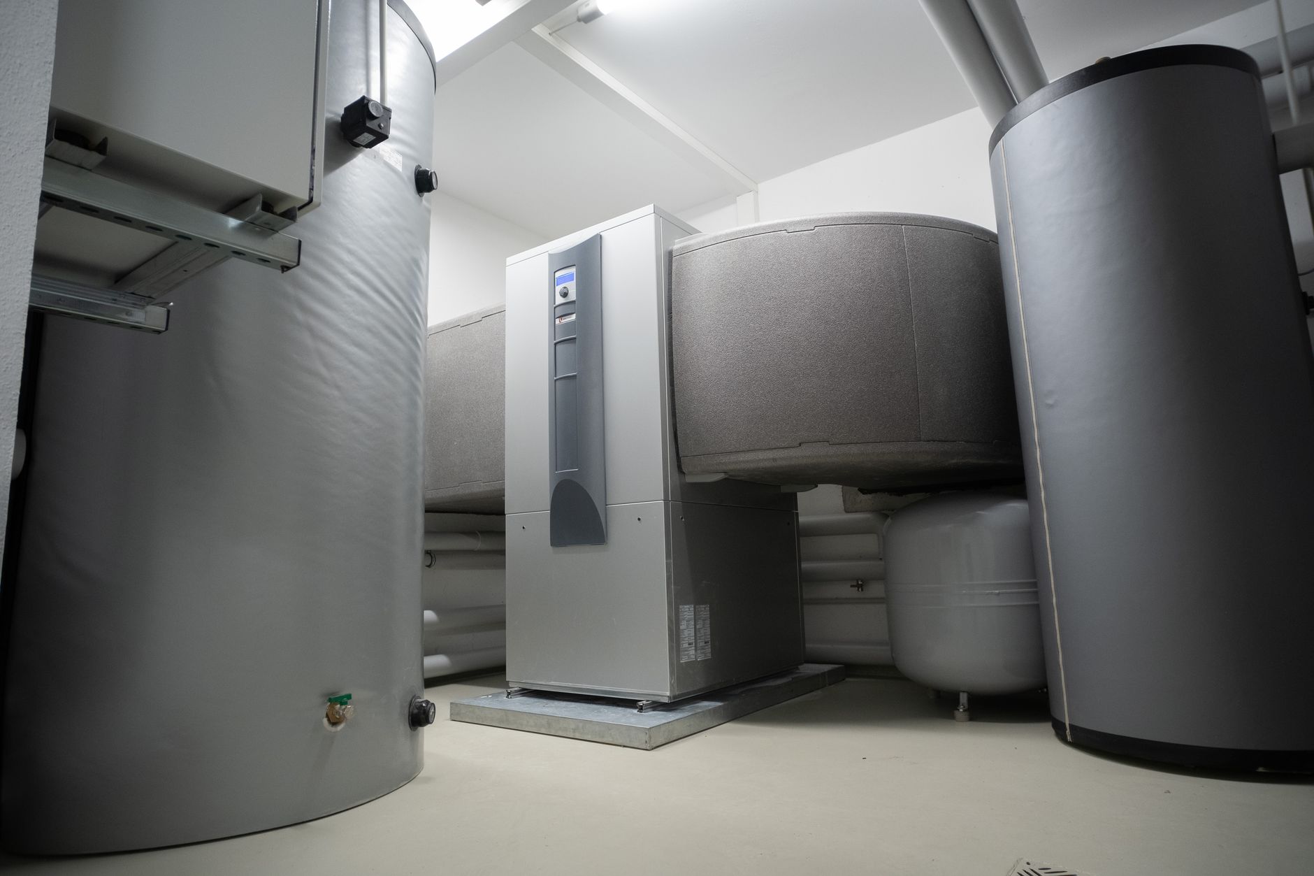 Heat Pump vs Traditional HVAC 2026: Reduce Your Electricity Draw